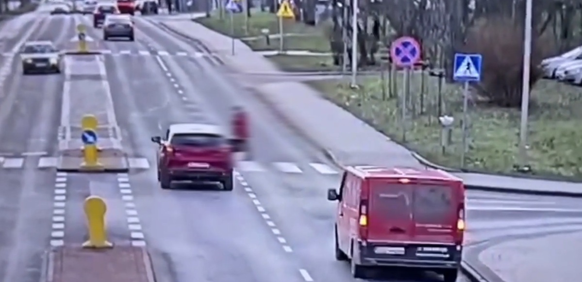 Potrącenie na pasach. Publikujemy film ku przestrodze!