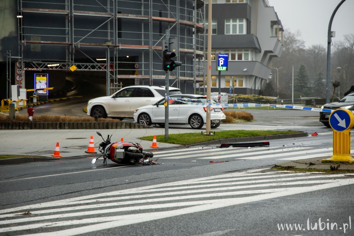 Wypadek pod galerią. 77-latek trafił do szpitala