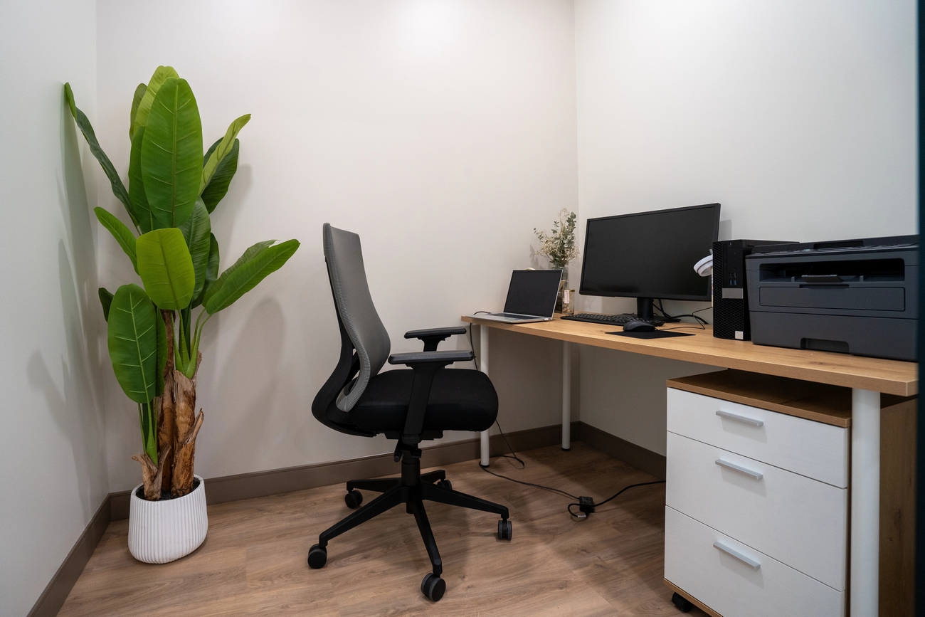 Jak urządzić małe biuro, by było funkcjonalne i przestronne
