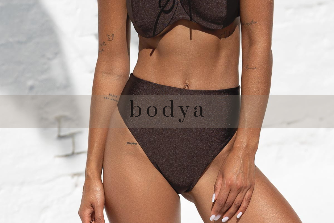 Retro czy nowoczesność? Bikini z wysokim stanem w letnich stylizacjach