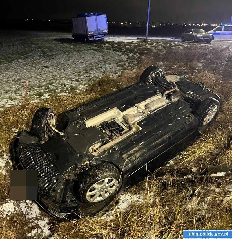 Stracił panowanie nad autem i dachował
