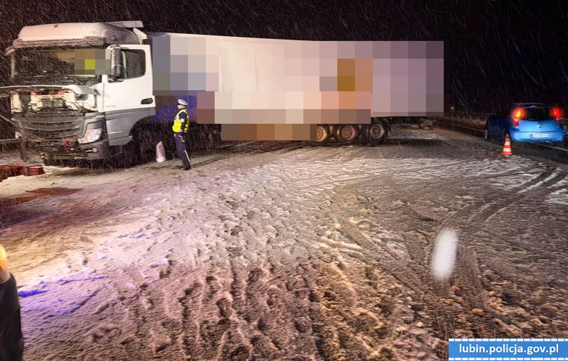 Kierowca bez prawa jazdy, naczepa bez badań technicznych