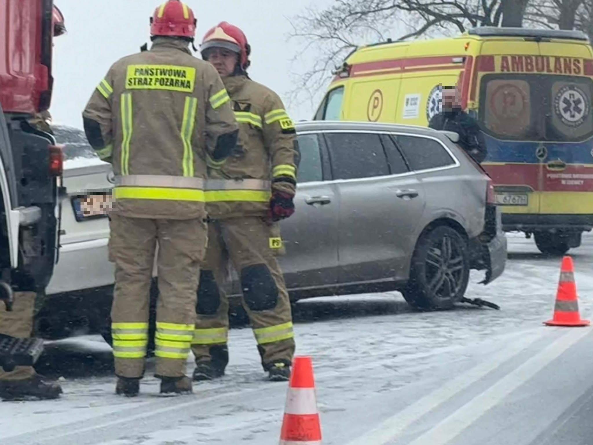 Zderzenie trzech samochodów, trzy osoby trafiły do szpitala