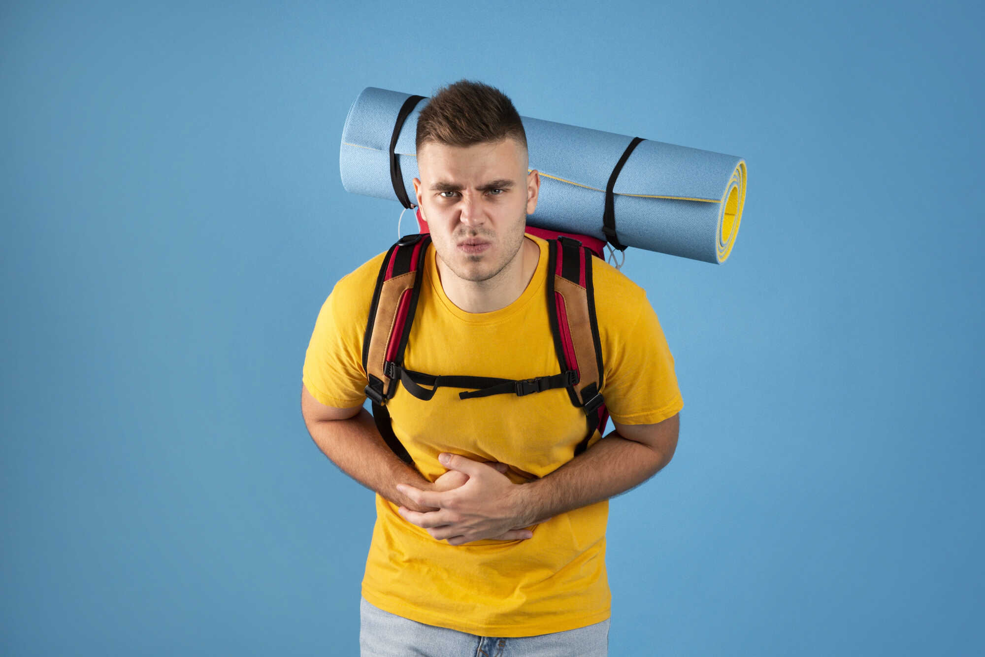 Biegunka podróżnych vs. zatrucie: jak odróżnić i co spakować do apteczki, jadąc do ciepłych krajów?