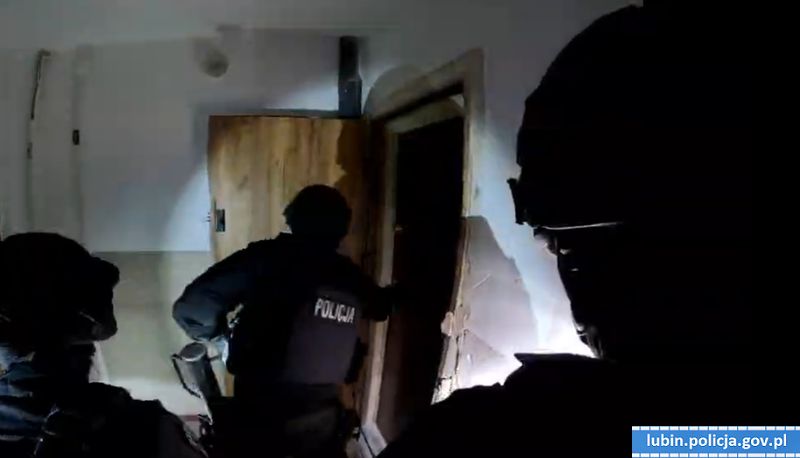 Policyjny nalot na dwa mieszkania. Znaleziono narkotyki i wagi