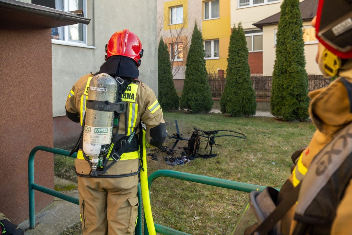 Dym na trzecim piętrze. Interweniowali strażacy