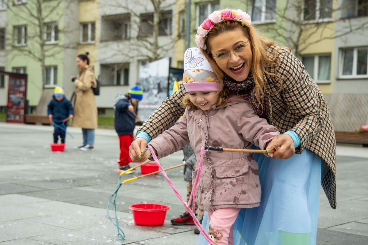 Rynek w Lubinie w kolorowych skarpetkach