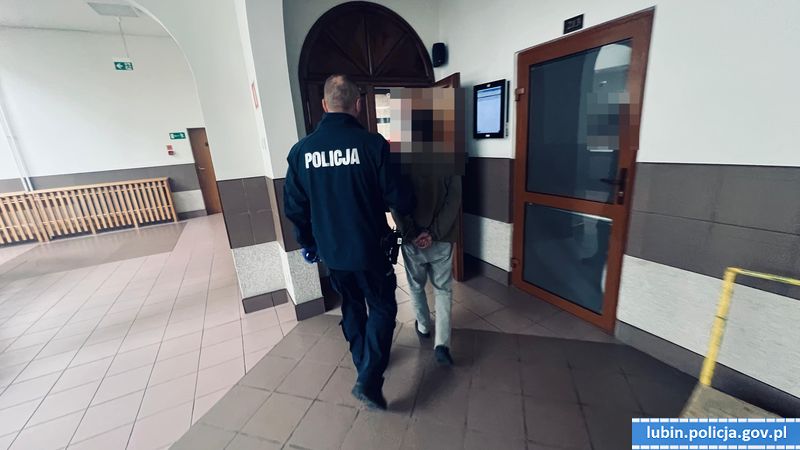 Kłótnia o miejsce do spania zakończona atakiem nożem