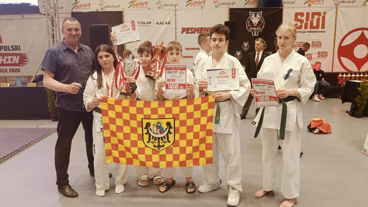 Dwa medale karateków