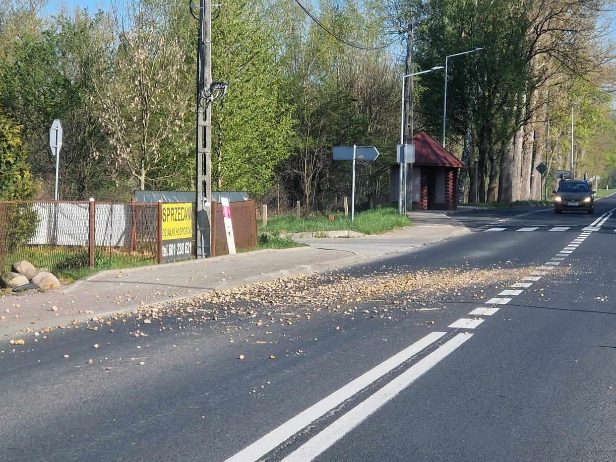 Rozsypane kamienie na drodze krajowej koło Lubina