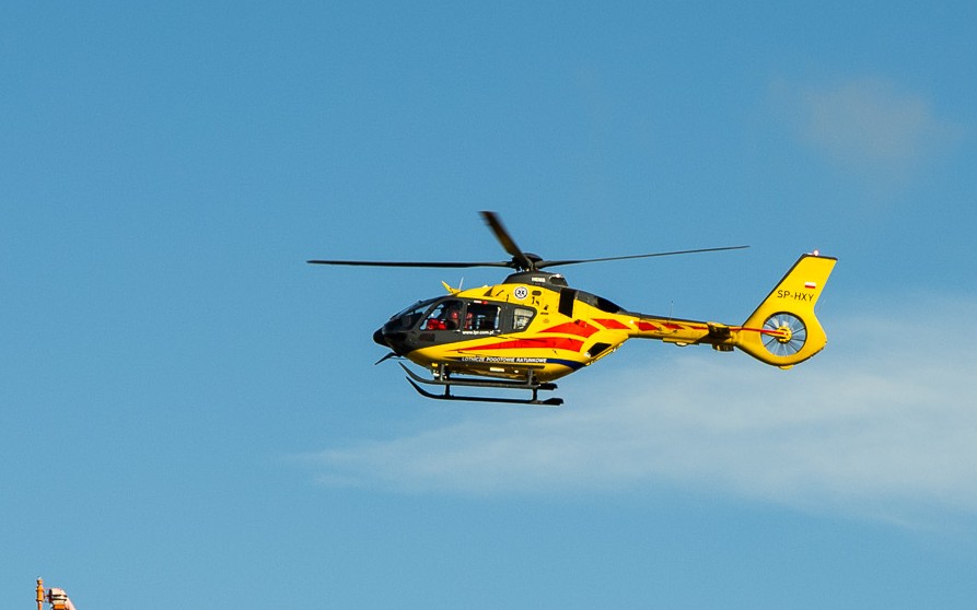 Poparzony mężczyzna przetransportowany śmigłowcem do szpitala