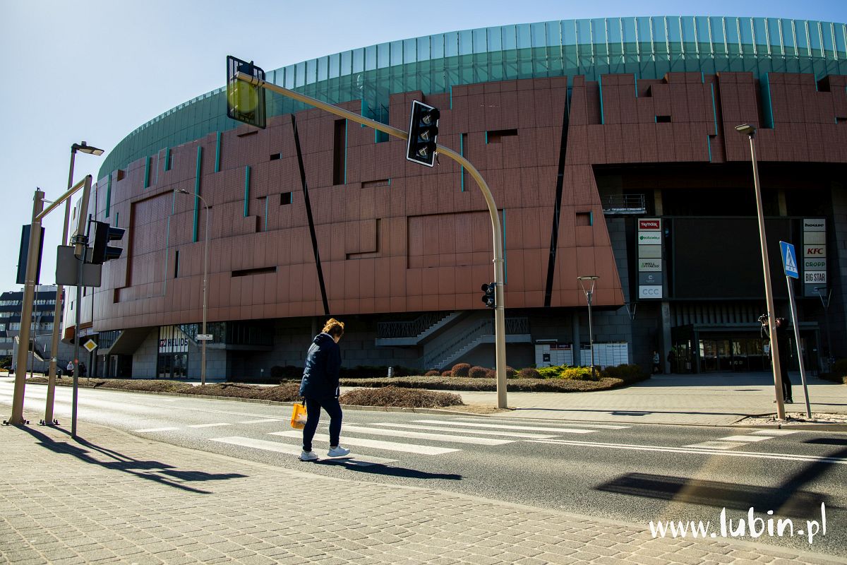 Nowa sygnalizacja świetlna przy galerii Cuprum Arena