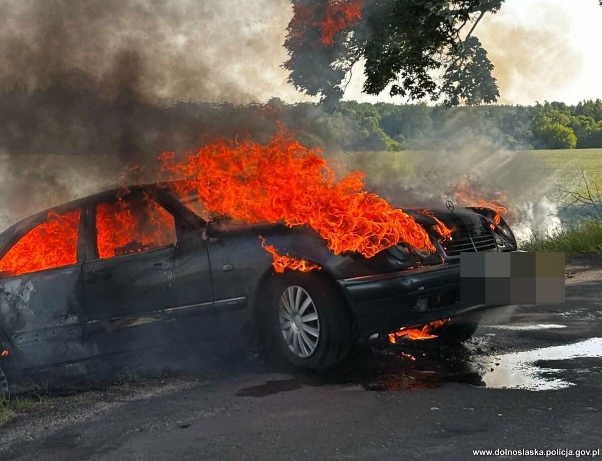 Pijany kierowca bez butów i auto w płomieniach