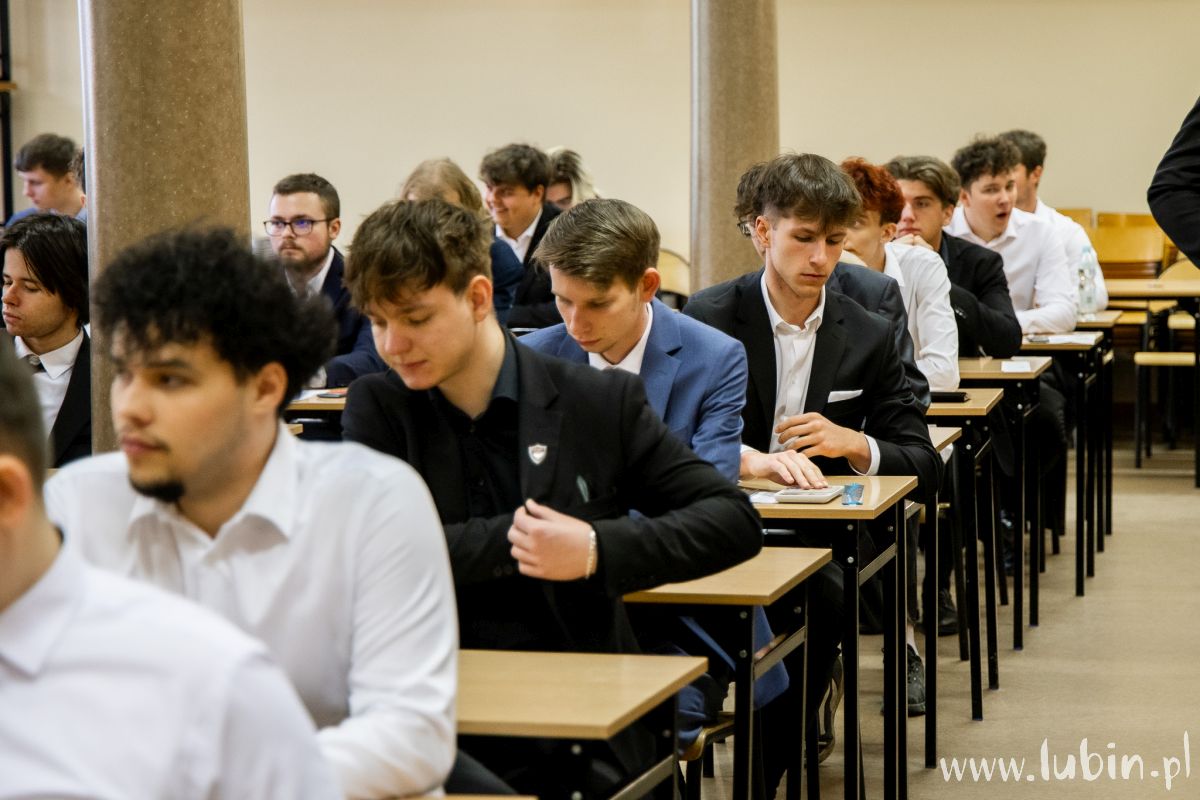 Maturzyści mierzą się z królową nauk