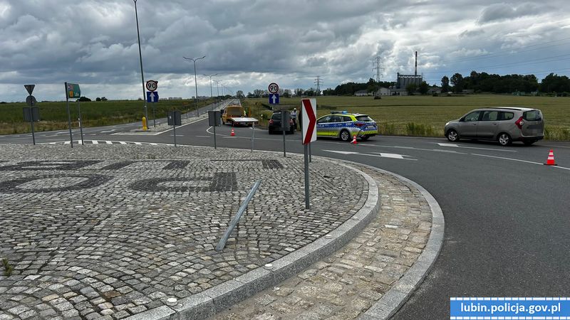 Przejechał przez środek ronda