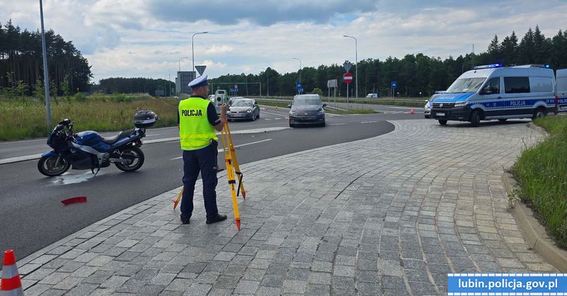 Potrącenie motocyklisty na rondzie