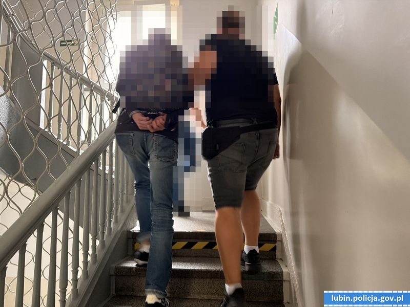 Jeden schował się za kanapą, drugi w garderobie