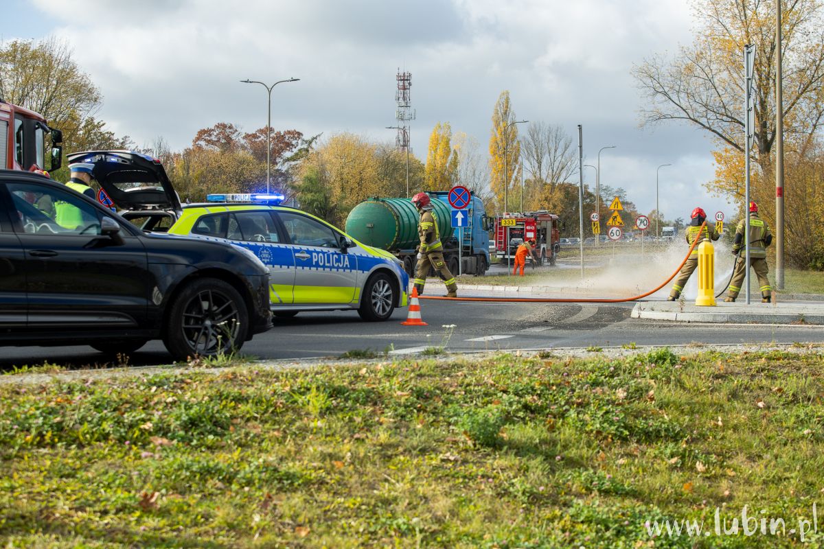 Wielki wyciek na rondzie. Droga na Polkowice zamknięta