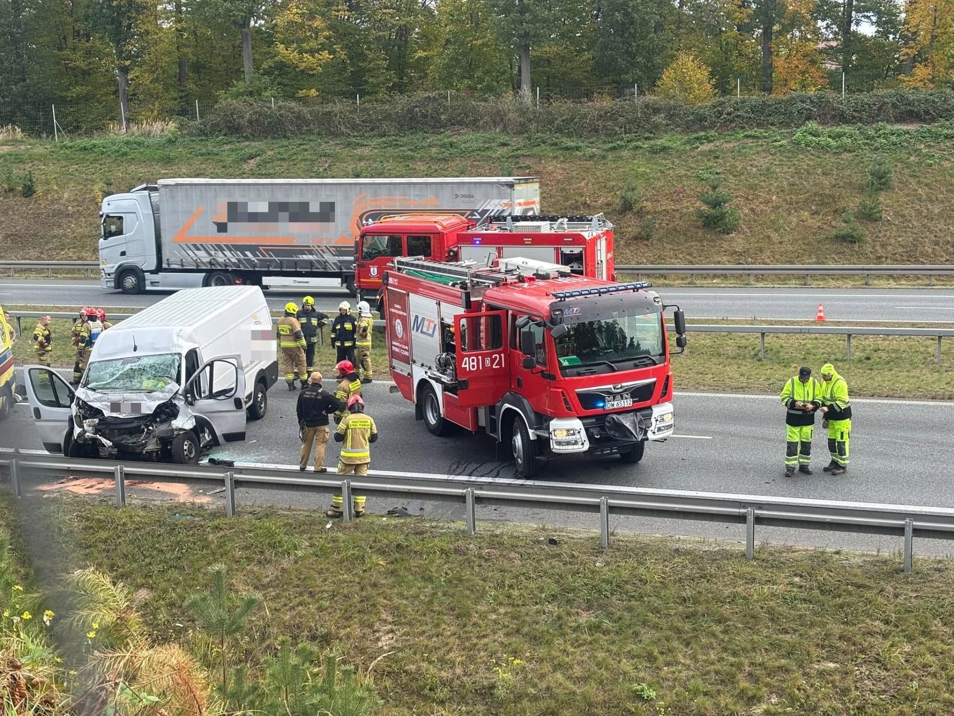 Bus uderzył w bariery na S3. Droga w kierunku Legnicy zablokowana
