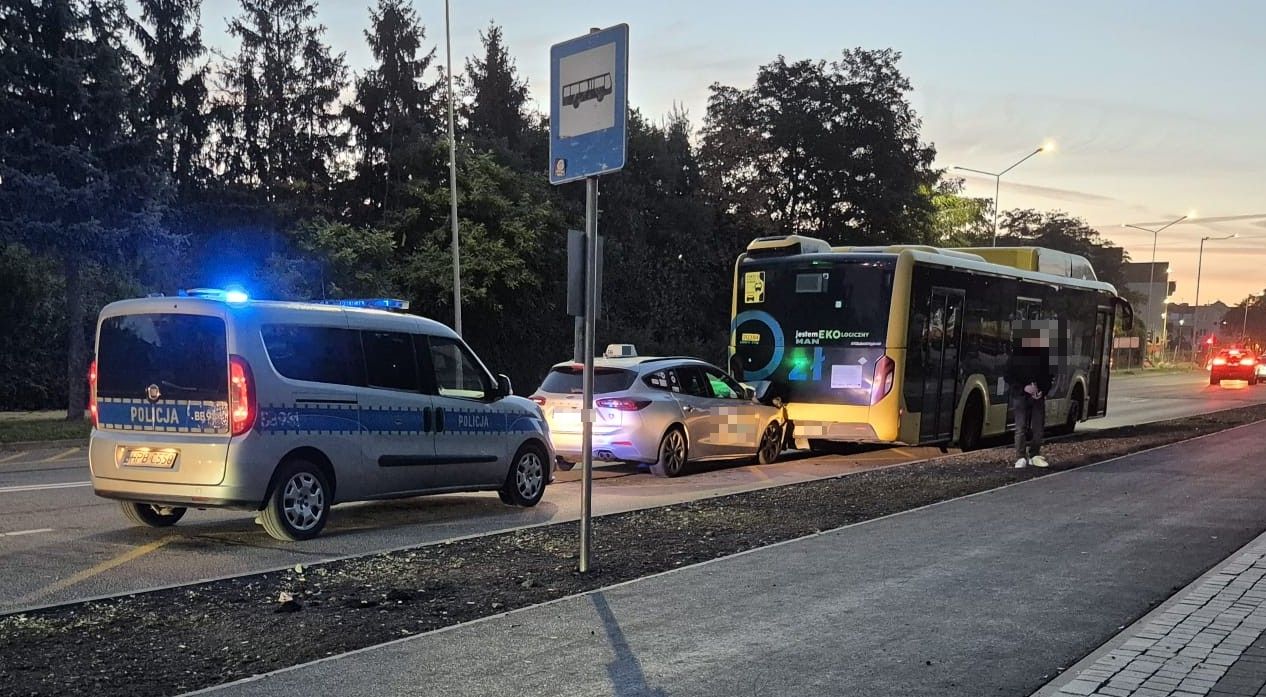 Auto wjechało w autobus