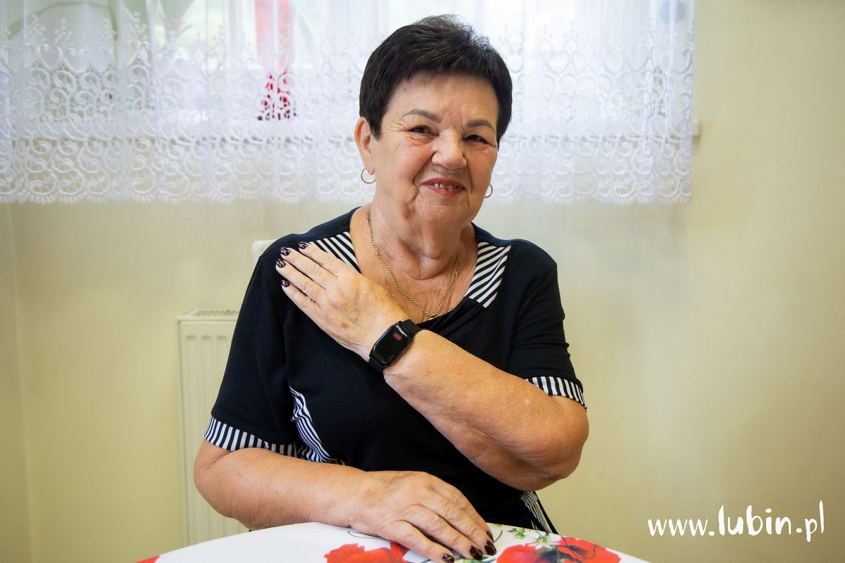 Z nią bezpieczniej – kolejne opaski trafiły do seniorów