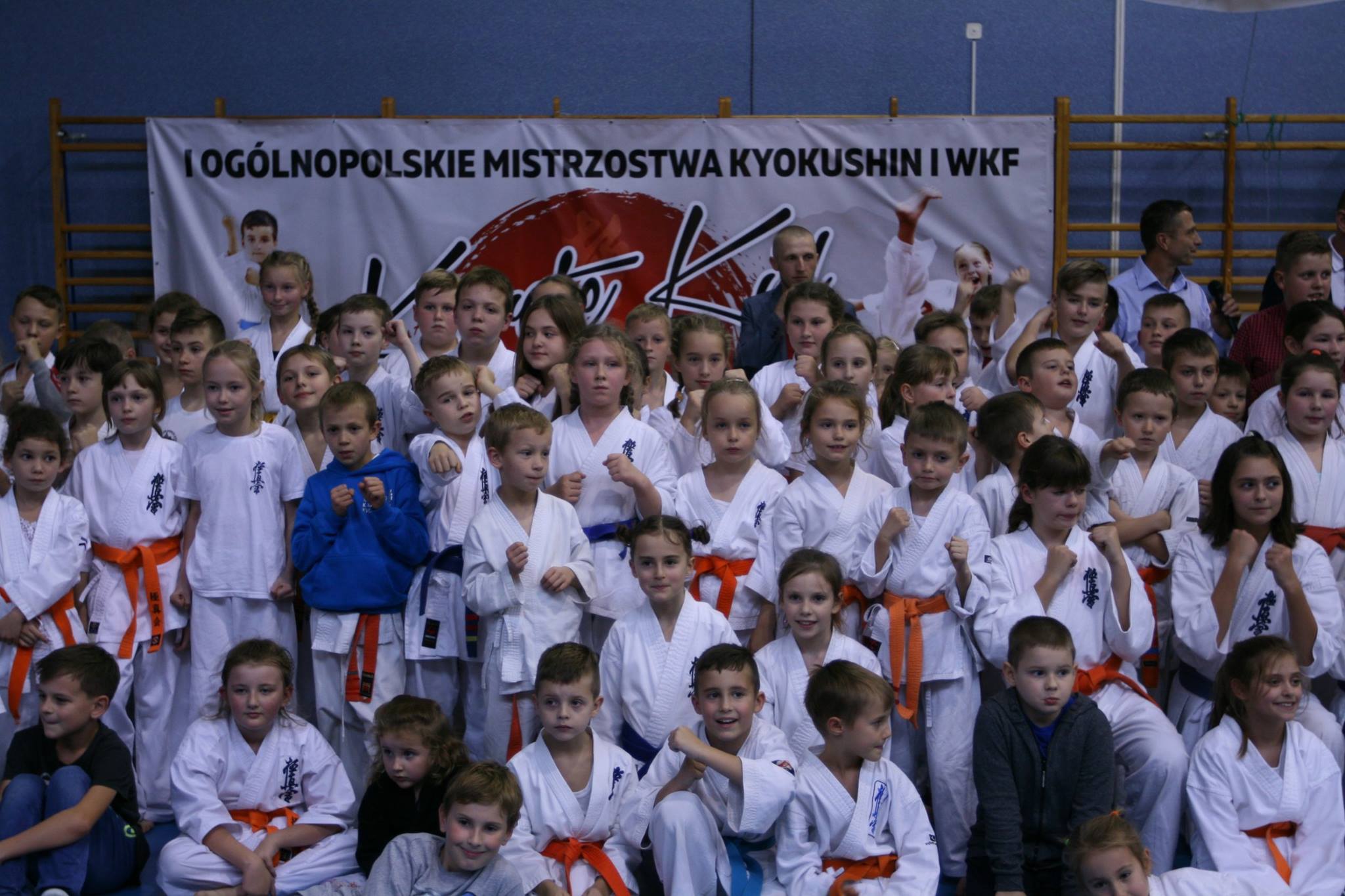 Młodzi wojownicy kyokushin we wspaniałej formie