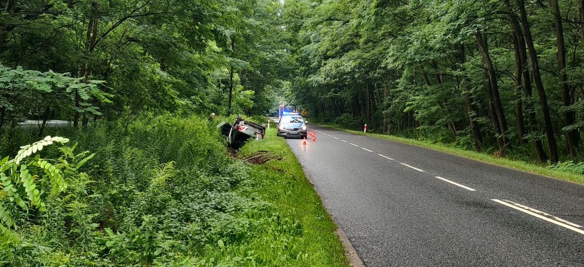 Auto w rowie, pasażerka w szpitalu