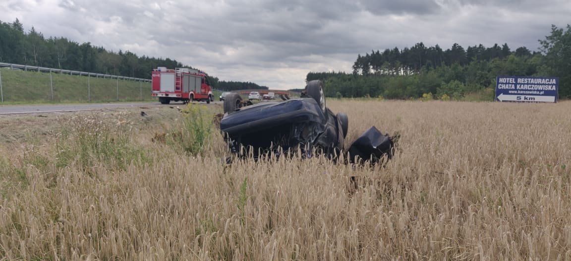 Wypadł z drogi i dachował