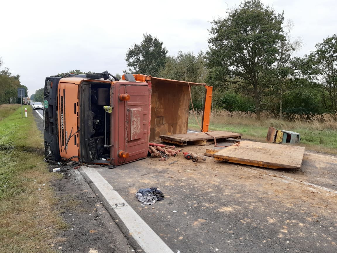 Groźny wypadek na DK 94. Sprawca uciekł z miejsca zdarzenia