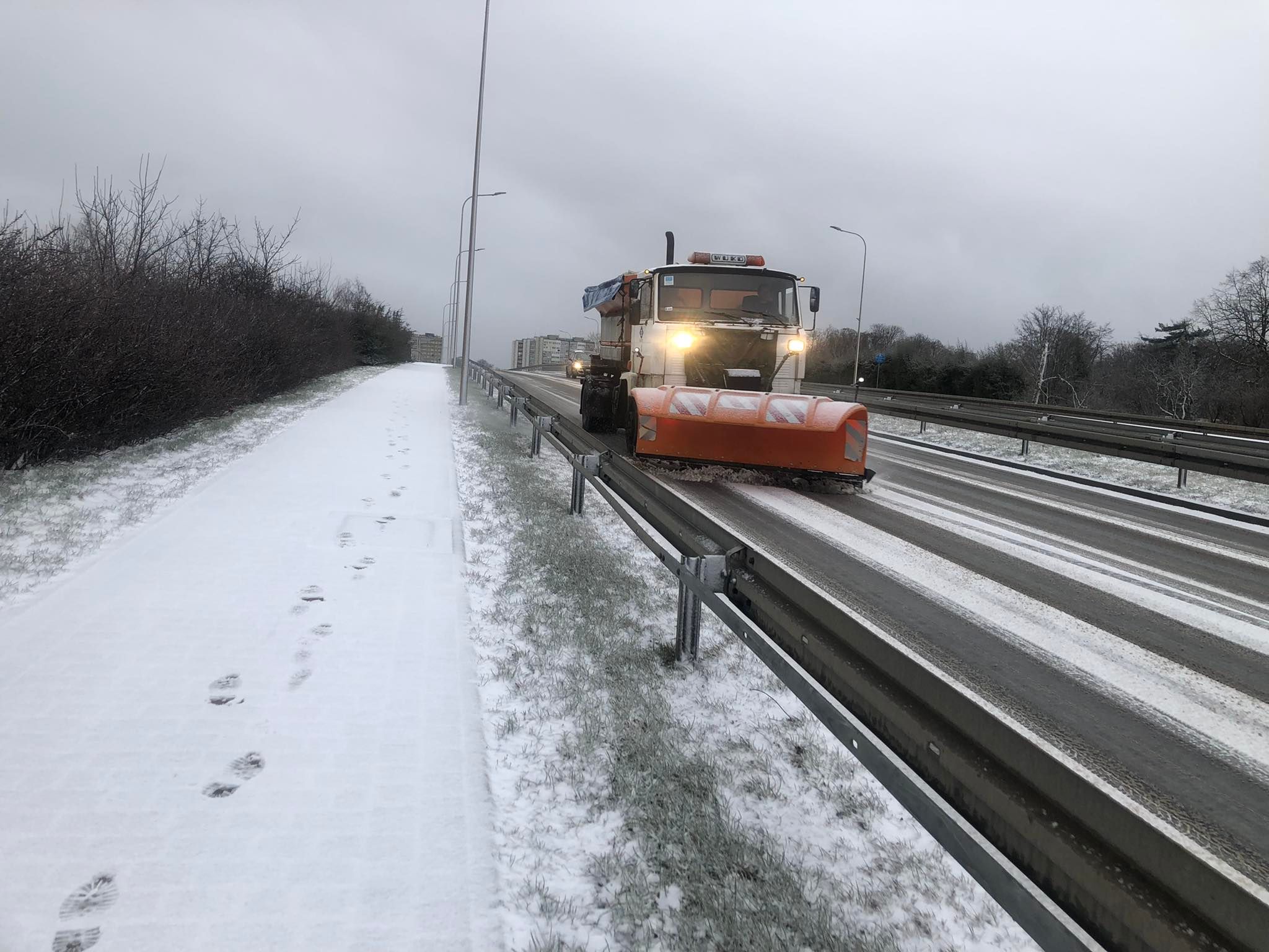 Trudne warunki pogodowe. Służby drogowe już w akcji