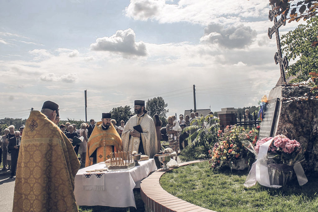 Przydrożny krzyż upamiętnił ich przodków