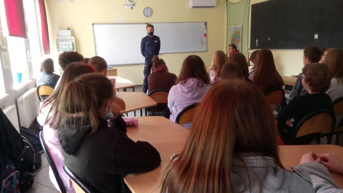 Policjanci na spotkaniu z ósmoklasistami
