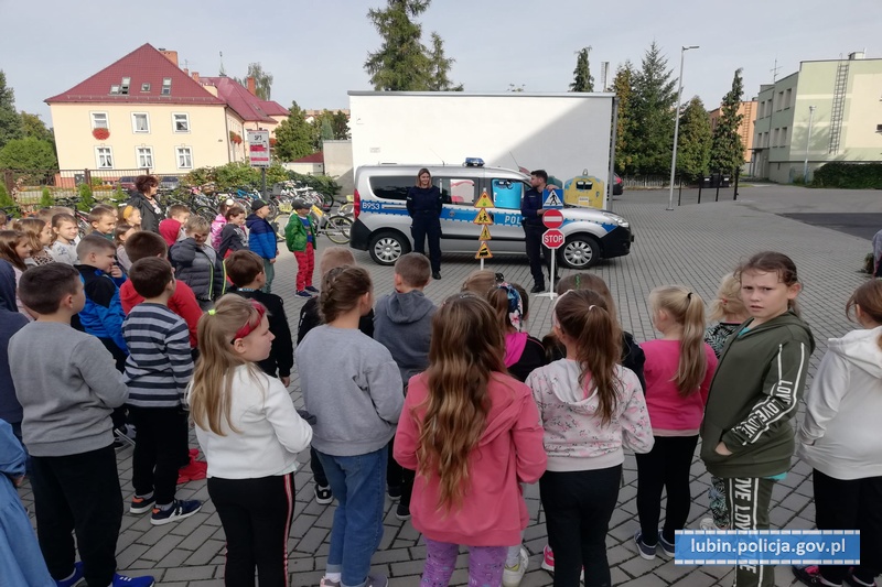 Uczą dzieci jak być bezpiecznym na drodze i nie tylko