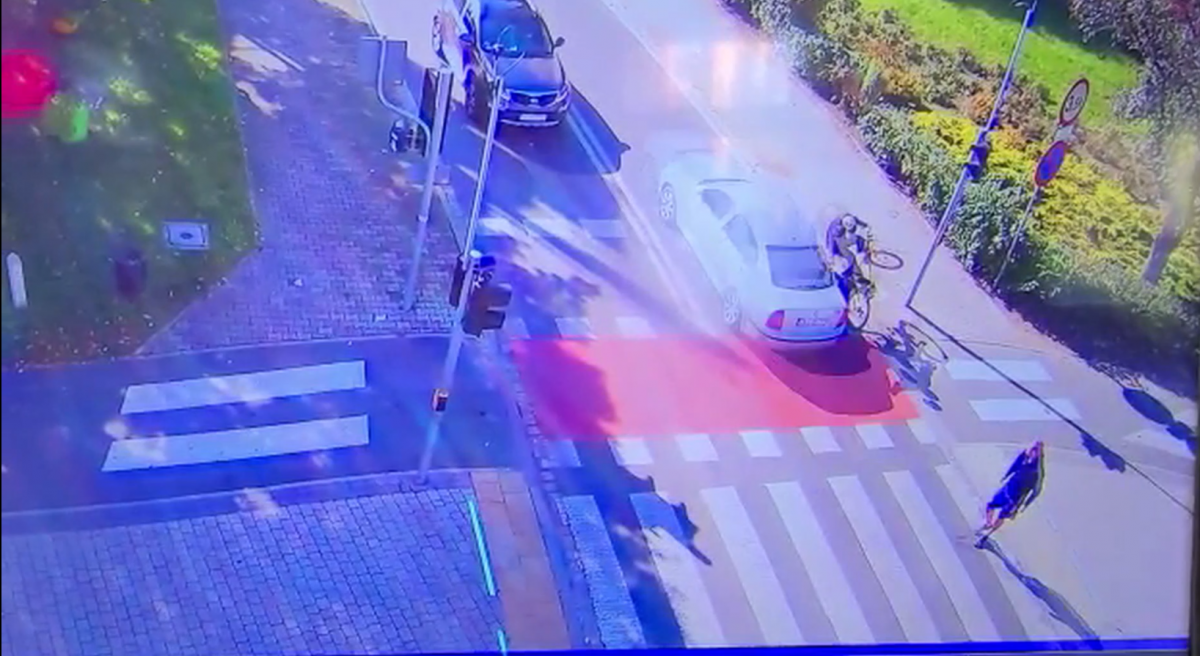 Rowerzysta potrącony na pasach. Nagranie ku przestrodze