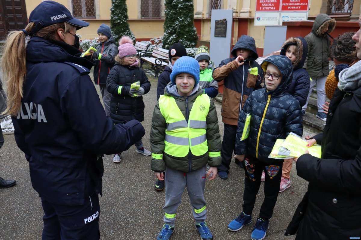 Policjanci rozdali dzieciom kamizelki odblaskowe