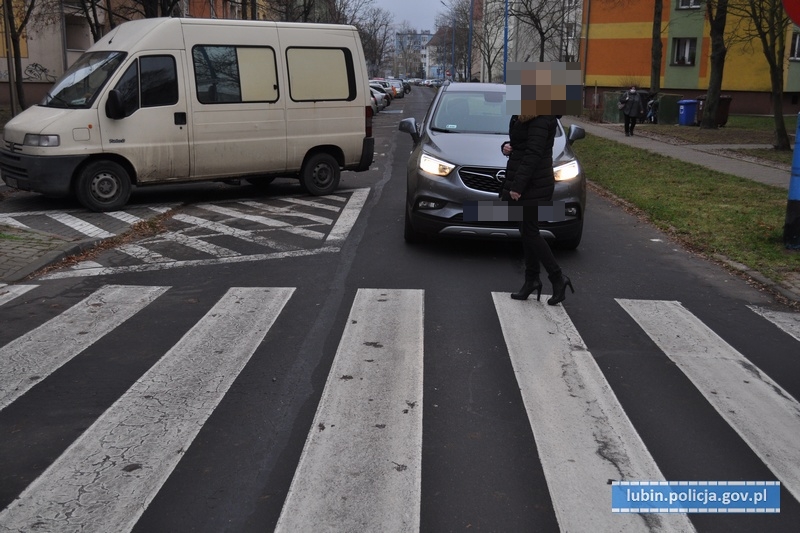 Seniorka potrącona na pasach