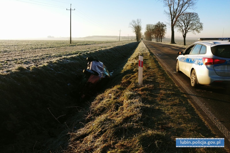 Wpadła w poślizg i wylądowała w rowie