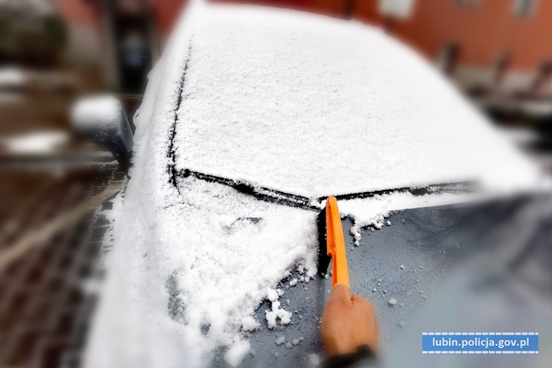 Odśnież auto i posesję, jeśli nie chcesz mandatu