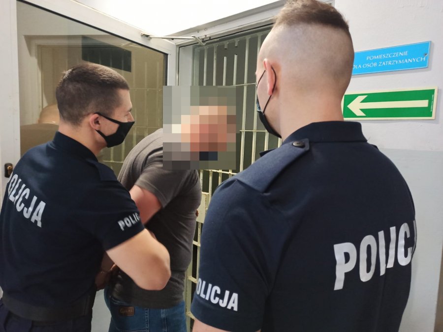 Wybił szybę, bo pokłócił się z dziewczyną