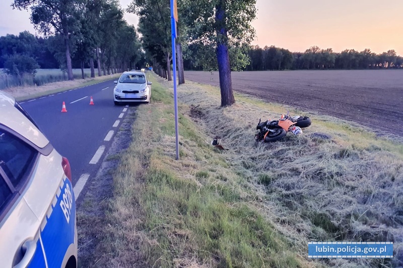 Nie popatrzył w lusterka i wjechał w motocyklistę