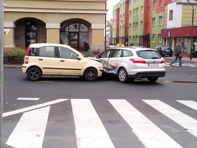 Stłuczka taksówki pod ratuszem