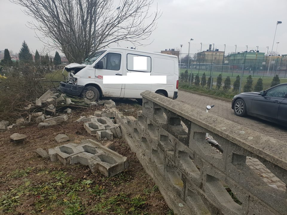 Nietrzeźwy wjechał w betonowy mur cmentarza