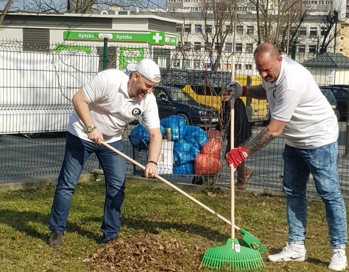 Porządkowali skwer przy hospicjum