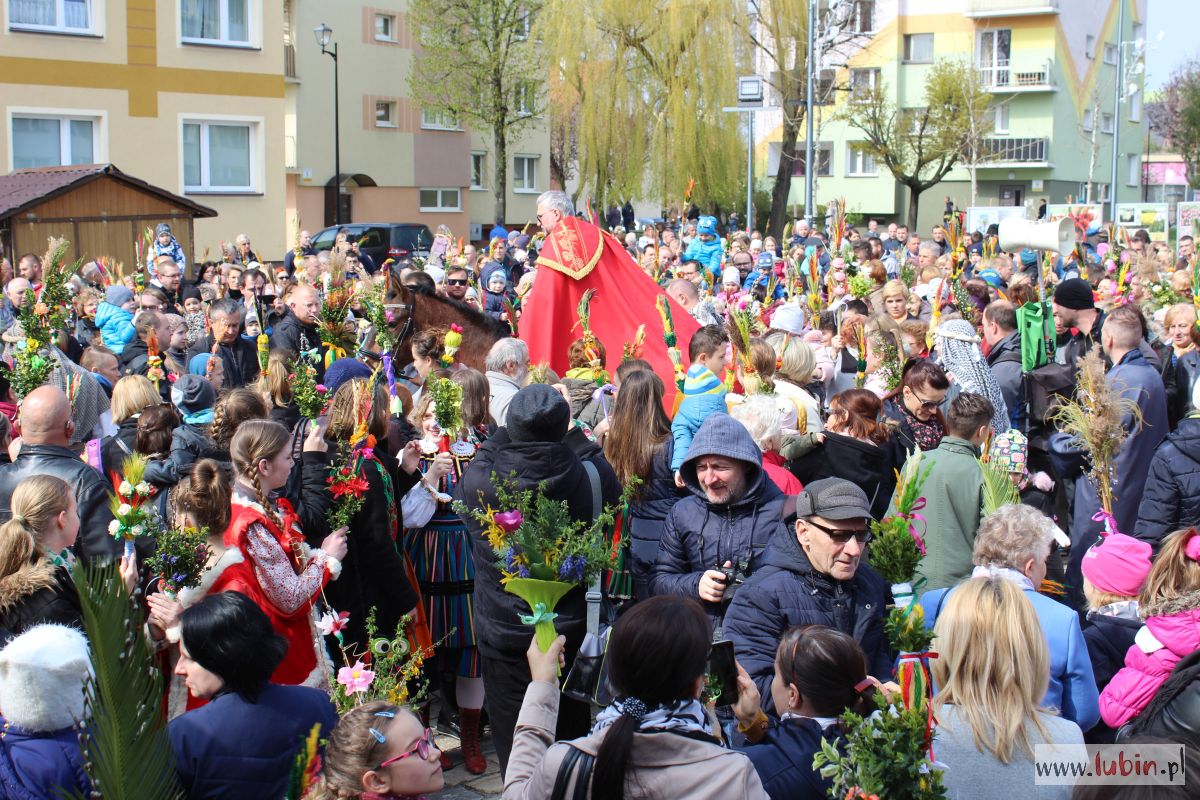 Tłumy lubinian na święceniu palm w rynku