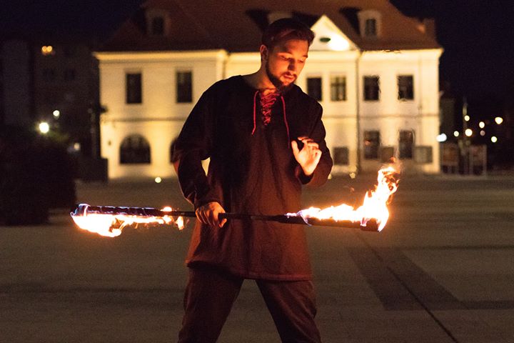 Ogień to coś, co go kręci