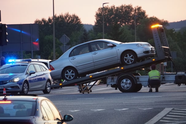 Znowu groźnie na Legnickiej. Zderzenie toyoty z BMW