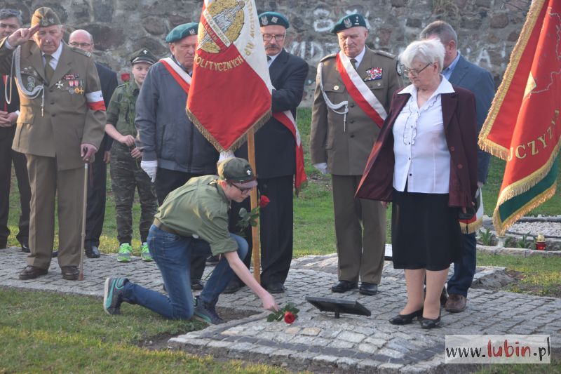 Kwiaty i znicze w kolejną rocznicę