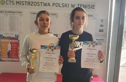 Tenisistka ziemna na podium CTS CUP