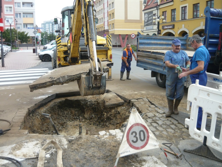 Pękł wodociąg w centrum Lubina