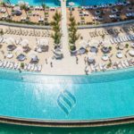 Basen w hotelu burj-al-arab w Dubaju